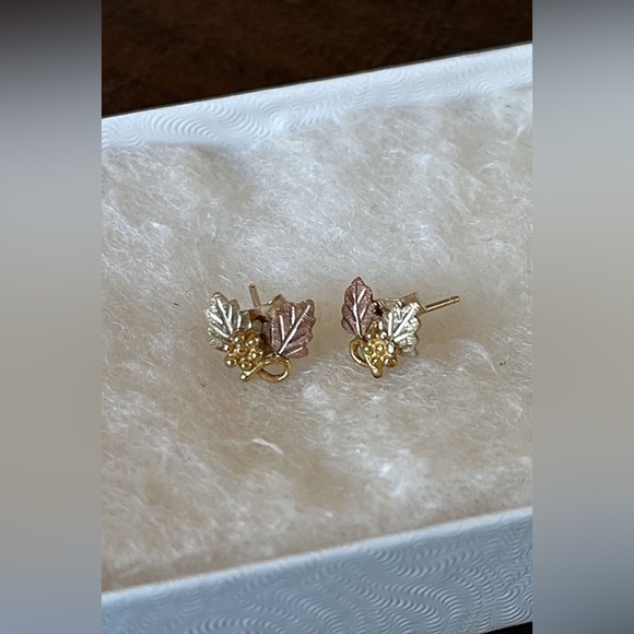 14k Gold Three Pairs Of Earrings -Studs - Leaves - Grapes - Picture 2 of 6